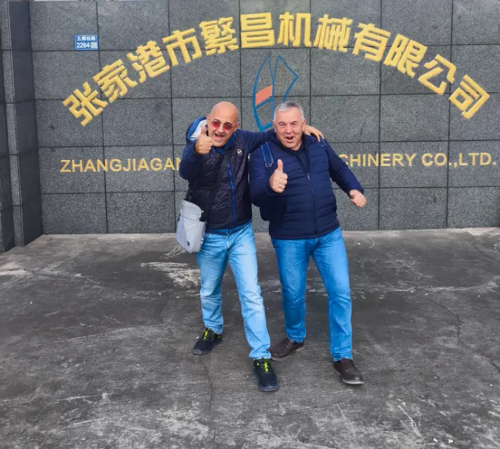 I 2025 købte den italienske virksomhed LAMPLAST SRL to SRLW-1300/5000 fuldautomatiske kold- og varmblandede enheder fra vores virksomhed.